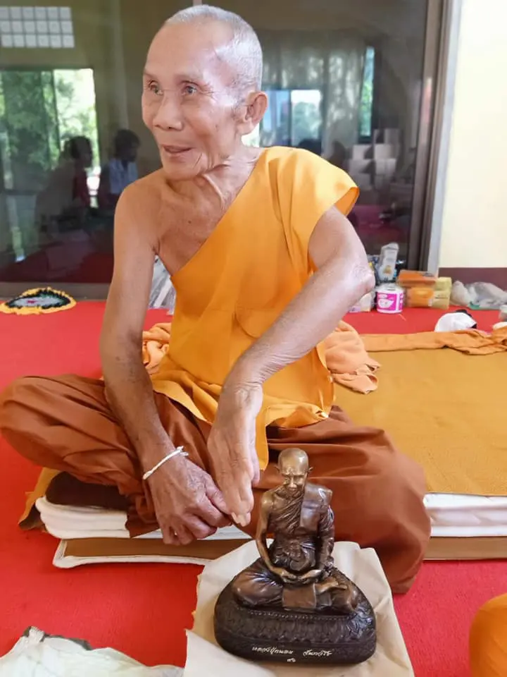 เผยเลขมงคล หลวงปู่ถนอม เกจิชื่อดังเมืองนครพนมละสังขารภายในกุฏิอย่างสงบ