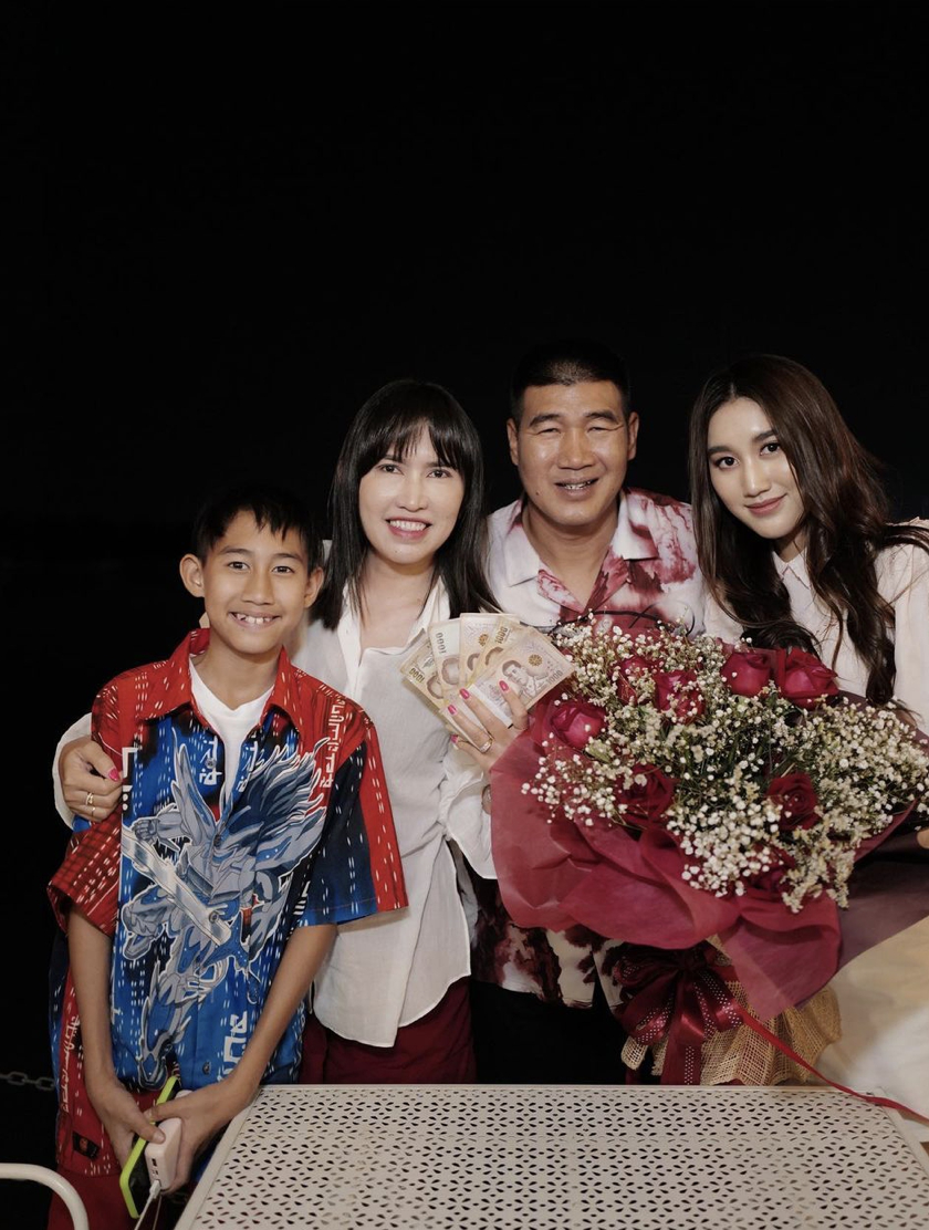 สมรักษ์ คำสิงห์ พาภรรยา ดินเนอร์ในรอบ30ปี พร้อมเซอร์ไพรส์เงินสด5แสน