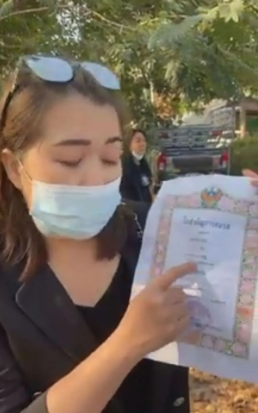 เจ้าบ่าวโพสต์แล้ว หลังภรรยาหลวงใส่ชุดดำ บุกโชว์ทะเบียนสมรสกลางงานแต่ง
