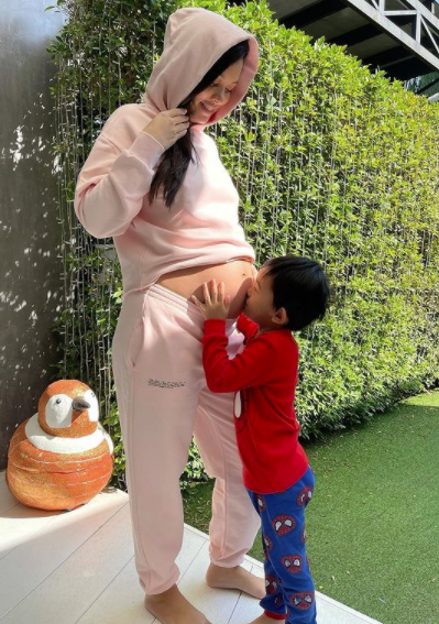 วิกกี้ สุนิสา เตรียมคลอดลูกคนที่ 2 เพื่อนร่วมวงการแห่ส่งกำลังใจ