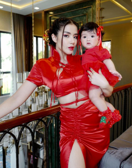 ใบเตย อาร์สยาม อุ้มลูกสาว น้องเวทมนตร์ ถ่ายแบบชุดกี่เพ้า เทศกาลตรุษจีน