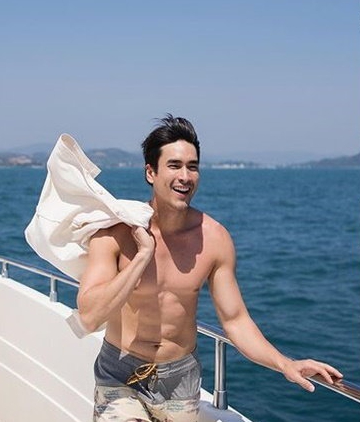 หญิงสาวๆกรี๊ดคอแทบแตก "ณเดชน์" ถอดเสื้อโชว์ซิกซ์แพ็ค