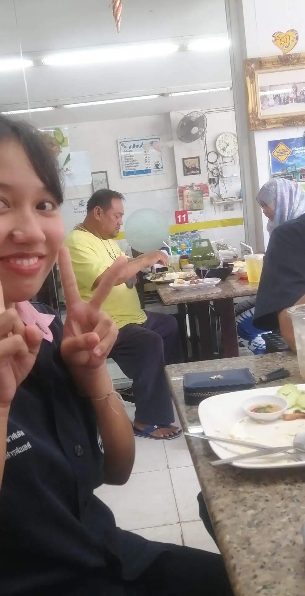 สาววัยรุ่นไปกินข้าวกัน9คน เจอพี่เสื้อเหลืองใจดีควักเงินออกให้ทั้งหมด