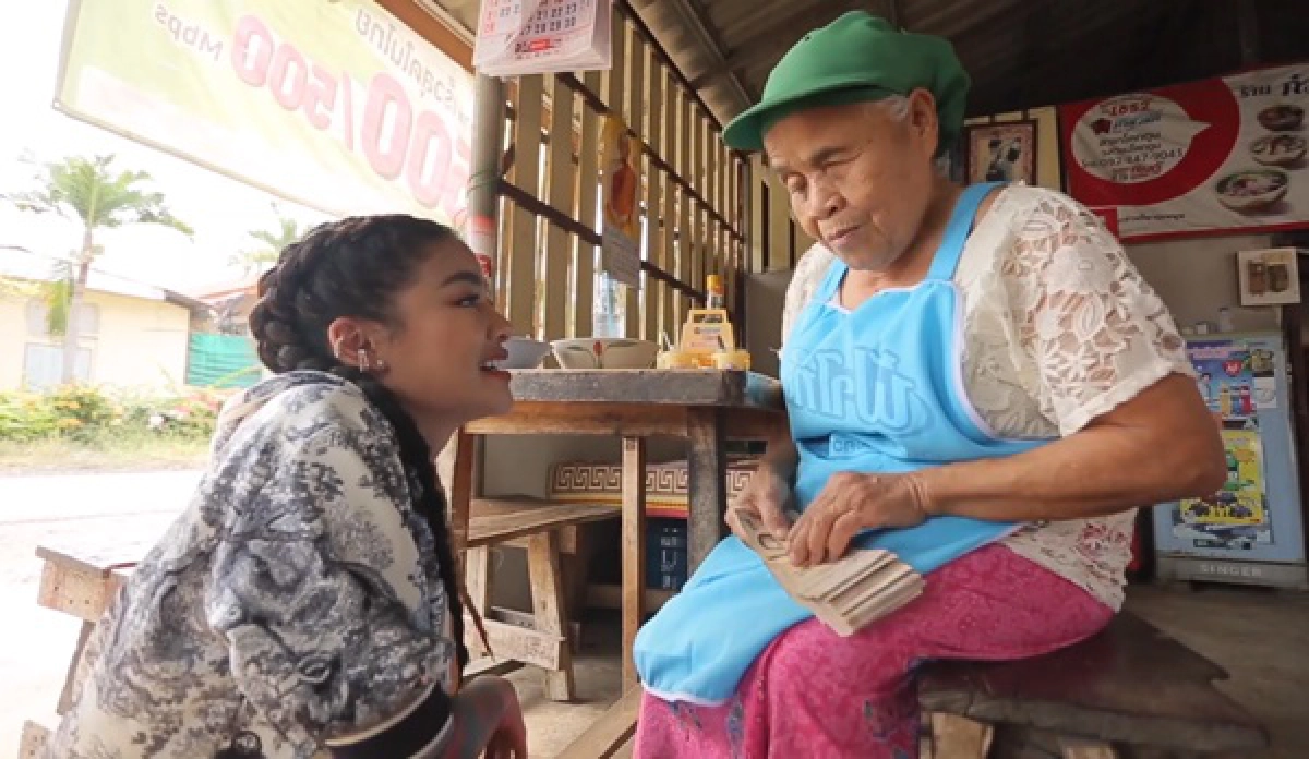 พิมรี่พาย ช่วยเหลือคุณยายยอดนักสู้ ตาบอดขายก๋วยเตี๋ยวเลี้ยงทั้งครอบครั