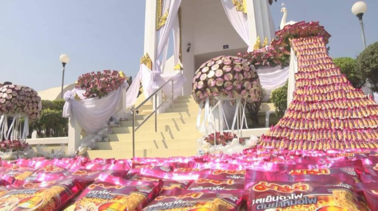 ผุดไอเดียตกแต่งเมรุ ในยุคเศรษฐกิจฝืดเคือง เจ้าภาพปันสุขด้วยข้าวสารอาหา
