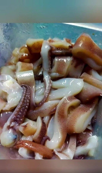 หนุ่มตกใจรีบถามผู้รู้ ซื้อปลาหมึกมาแต่กลับเรืองแสงได้ในที่มืด