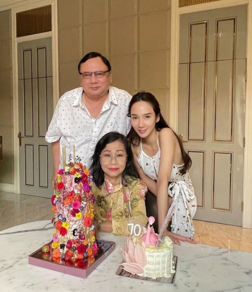 อั้ม พัชราภา ฉลองงานวันเกิด คุณแม่บังเกิดเกล้า อายุครบ 70 ปี