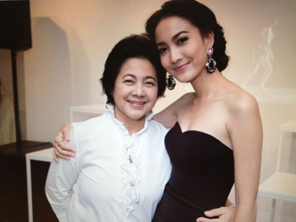 แต้ว ณฐพร มอบการ์ด-พวงมาลัย แด่คุณแม่บังเกิดเกล้า ในวันเกิดอายุ 32 ปี