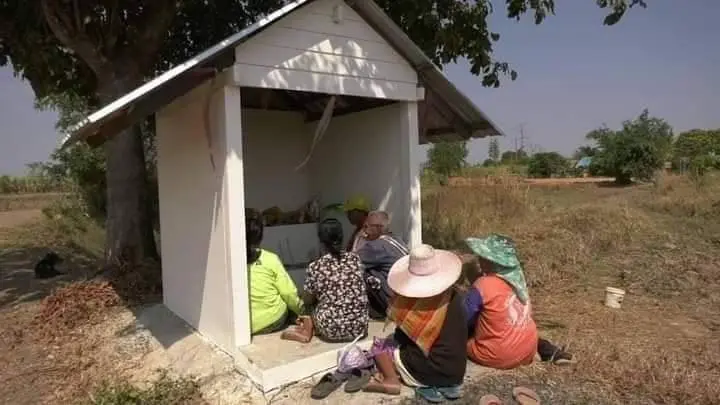 ชาวบุรีรัมย์ไหว้ขอพรศาลประจำหมู่บ้าน หลังไม่มีไฟฟ้าใช้มานาน 53 ปี