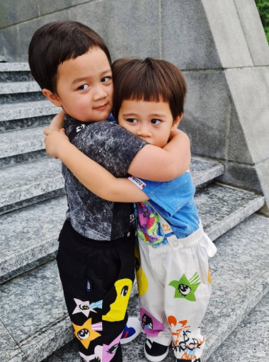 ชมพู่ อารยา ตะโกนเชียร์สุดเสียง หลัง น้องสายฟ้า-น้องพายุ เล่นไม้กระดก