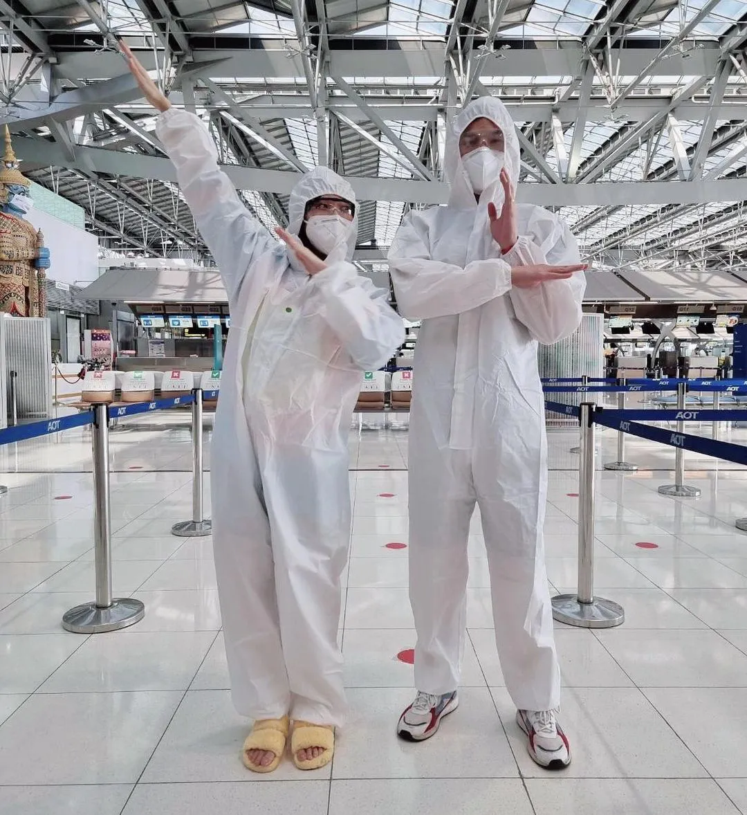 กันต์ พา พลอย สวมชุด PPE บินไปเกาะสมุย เจอชาวเน็ตเตือนยังรัดกุมไม่พอ
