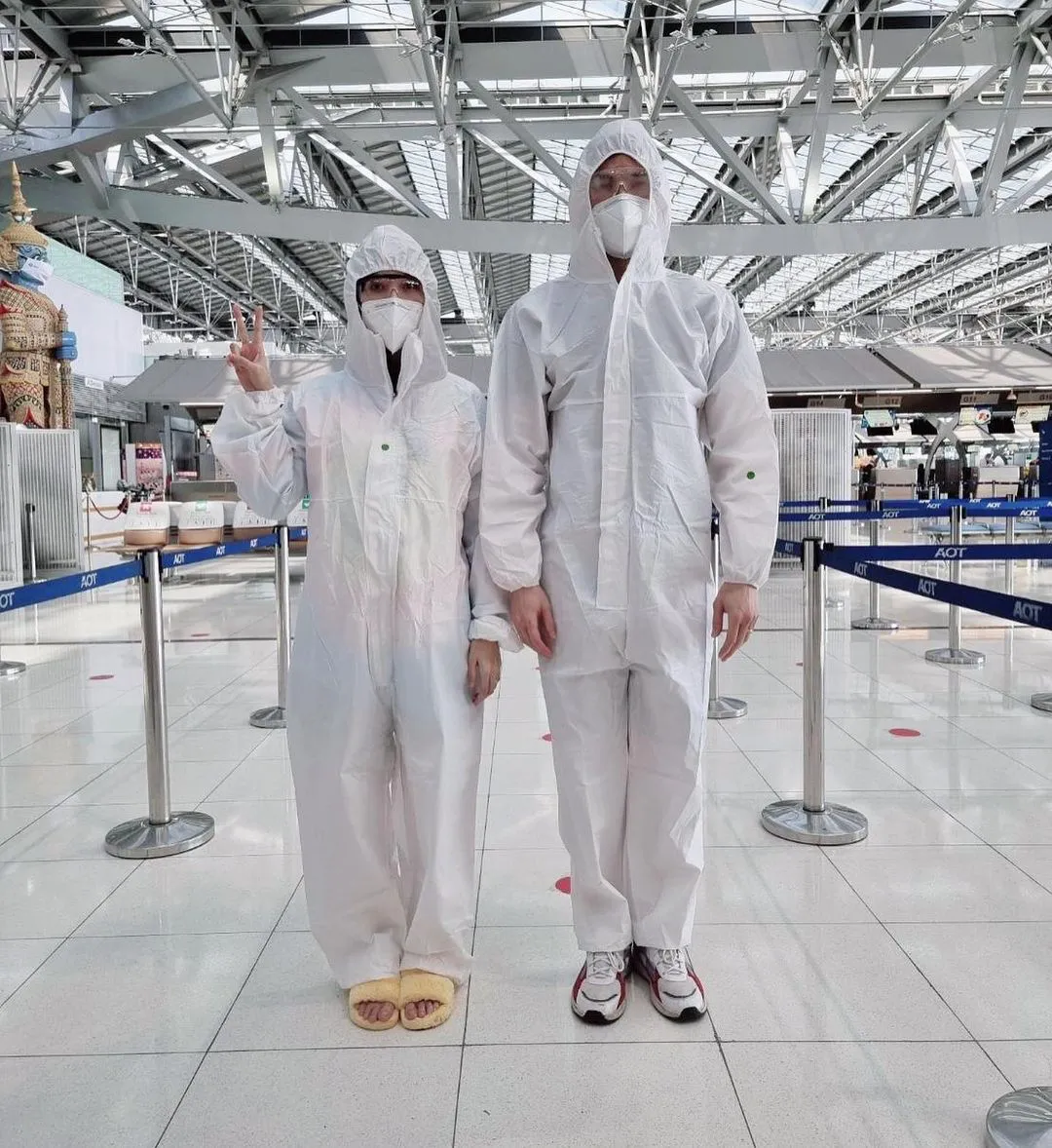 กันต์ พา พลอย สวมชุด PPE บินไปเกาะสมุย เจอชาวเน็ตเตือนยังรัดกุมไม่พอ