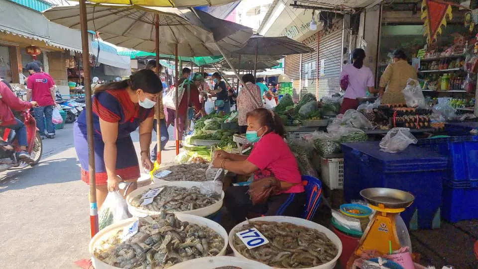 ตลาดสดมหาชัยยังไม่คึกคัก พ่อค้าแม่ค้านั่งเหงา เชิญชวนมาจับจ่ายซื้อของ