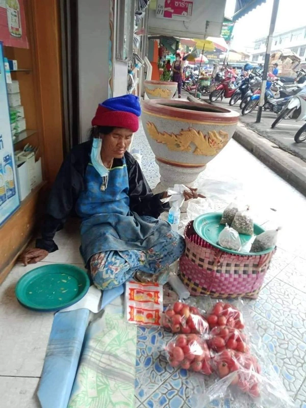 คุณยายสู้ชีวิต ขายผักหาเลี้ยงชีพ ไม่ย่อท้อแม้บางวันถูกไล่ที่ไม่ให้ขาย