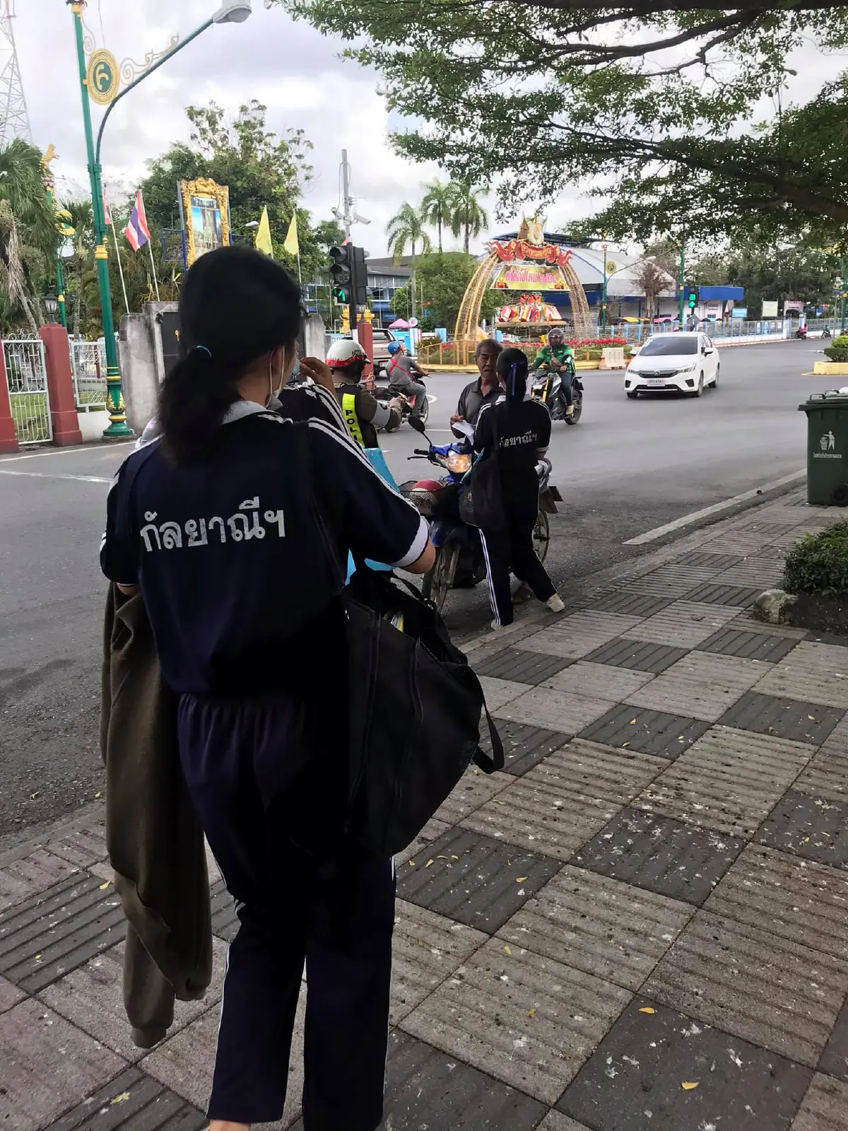 นักเรียนเห็นคุณลุงเเล้วสงสาร บอกเพื่อนๆกลุ่มใหญ่รวมเงินจ่ายค่าปรับให้