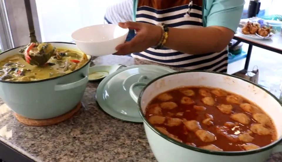 อดีตยอดมวยไทยเงินเเสน ผันตัวเปิดร้านขนมจีน หารายได้เลี้ยงลูกน้องในค่าย