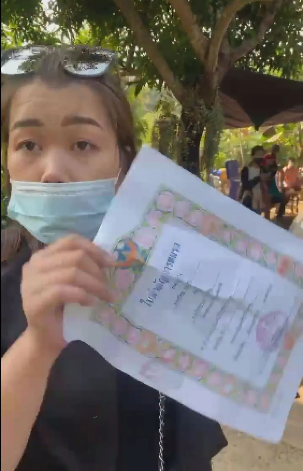 เจ้าบ่าวโพสต์แล้ว หลังภรรยาหลวงใส่ชุดดำ บุกโชว์ทะเบียนสมรสกลางงานแต่ง