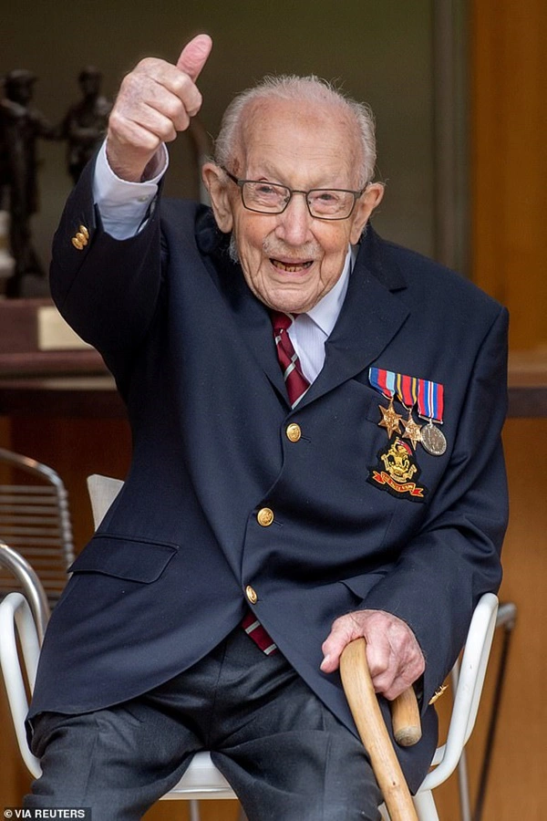 กัปตันทอม มัวร์ คุณปู่วัย 100 ปี เดินระดมทุนช่วยทีมแพทย์ เสียชีวิตแล้ว