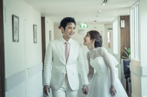 โต๋ ศักดิ์สิทธิ์ ควง ไบร์ท พิชญทัฬห์  ถ่ายแบบขึ้นปกนิตยสารครั้งแรก