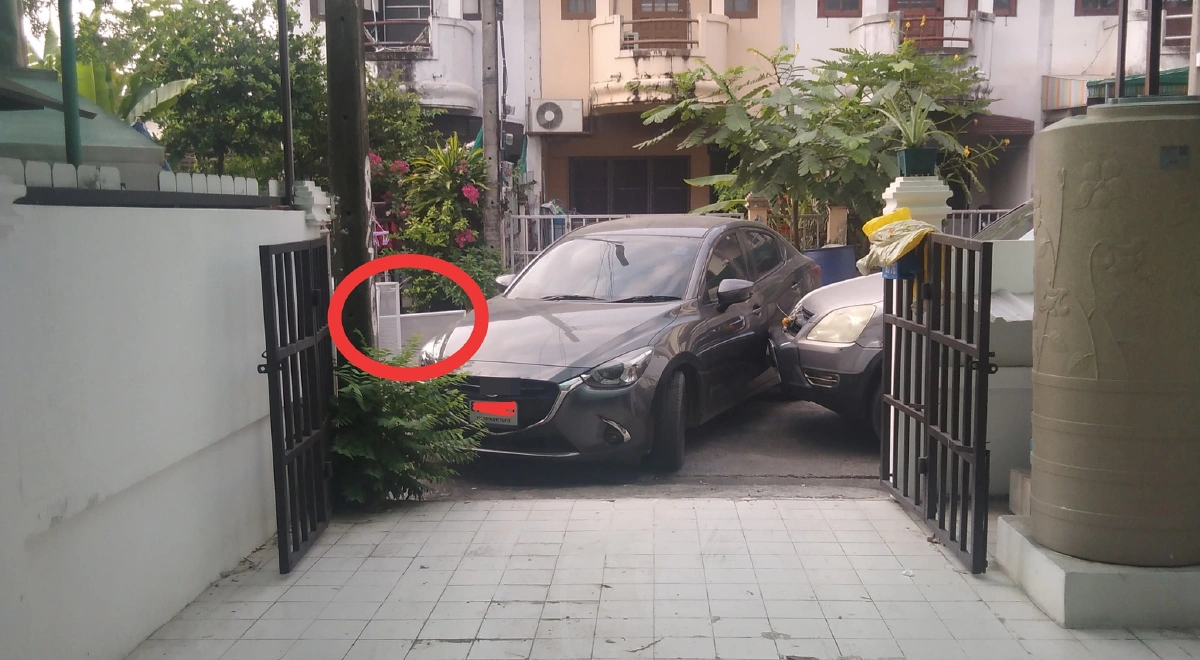 เจ้าของบ้านทนไม่ไหว ขับรถเข้าบ้านไม่ได้ จัดการเอาคืนจอดขวางสู้กันไปเลย