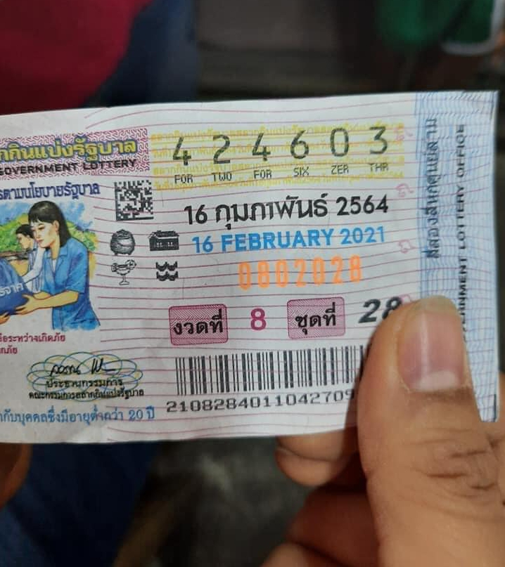 บุญหล่นทับ! แม่ค้าหวยขายไม่ออกเหลือ 600 ใบ สุดท้ายถูกรางวัลที่ 1