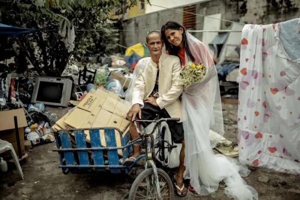 หนุ่มใจบุญ มอบของขวัญสุดพิเศษ ให้คู่รักไร้บ้าน