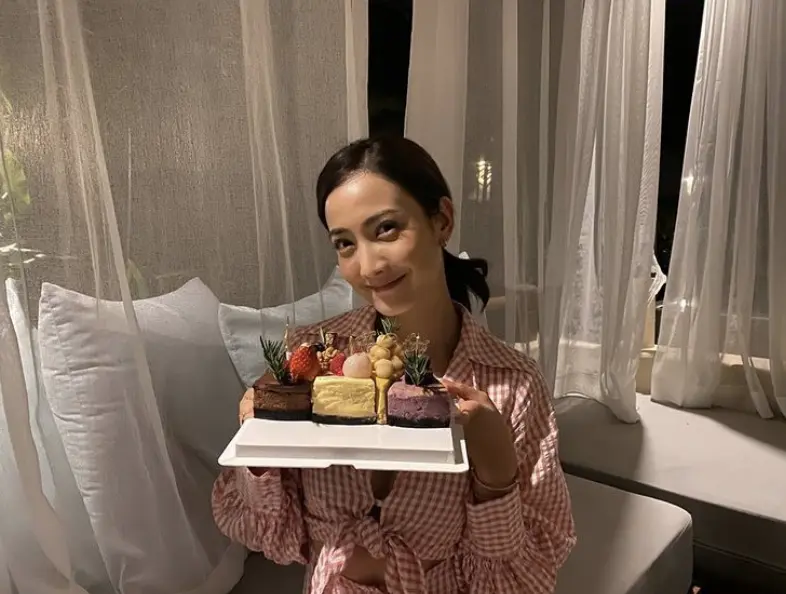 ไฮโซณัย ยกเค้กเซอร์ไพรส์วันเกิด แต้ว ณฐพร พร้อมมอบดอกไม้ช่อโตในปีแรก