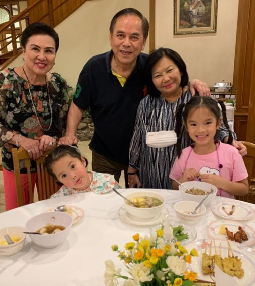 คุณปู่ไพวงษ์ มอบอั่งเปาก้อนโตให้ น้องปีใหม่ สยบดราม่าลืมหลานสาวคนโต