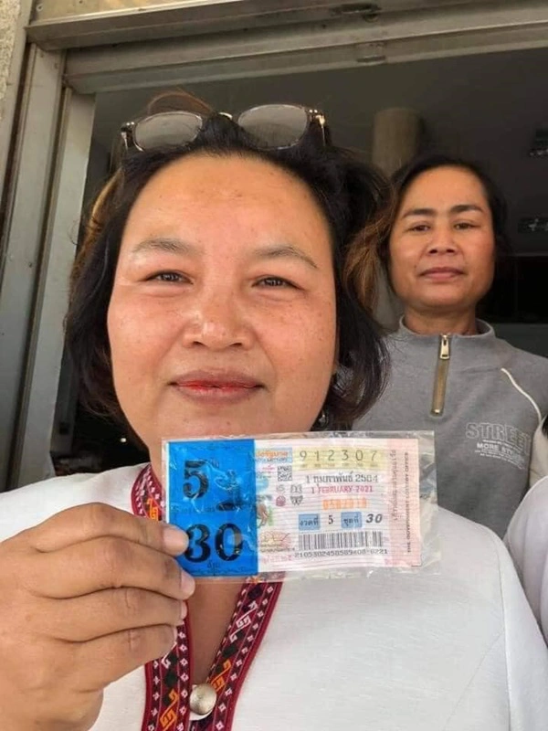 แม่ค้าสุดเฮงขายลอตเตอรี่ไม่หมด ดวงดีรับ 30 ล้าน ไล่แจกเงินคนทั่งโรงพัก