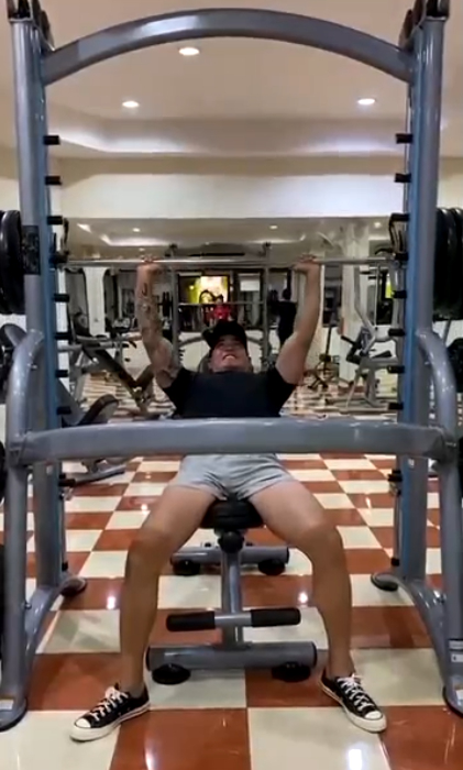 สงกรานต์ โพสต์คลิปออกกำลังกาย โดนโฟกัสผู้หญิงในกระจก