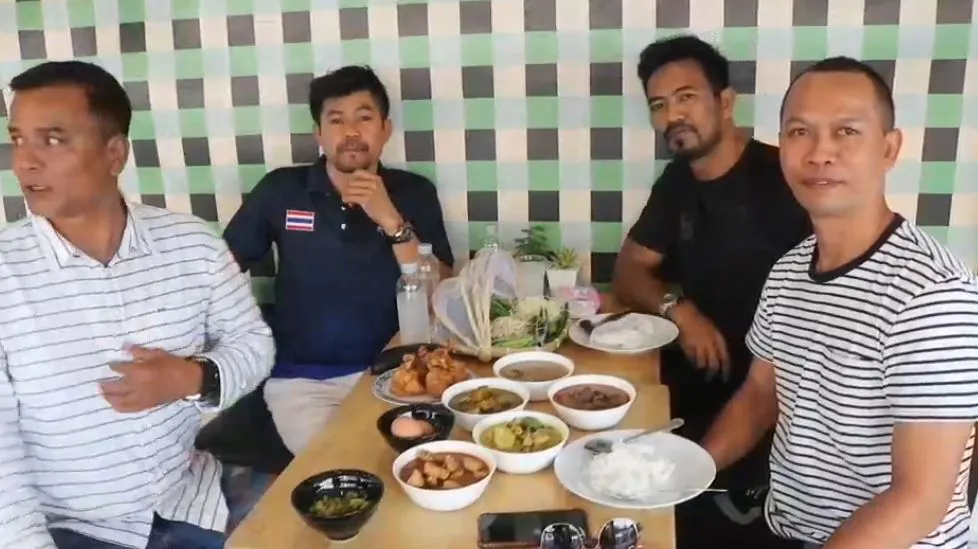 อดีตยอดมวยไทยเงินเเสน ผันตัวเปิดร้านขนมจีน หารายได้เลี้ยงลูกน้องในค่าย