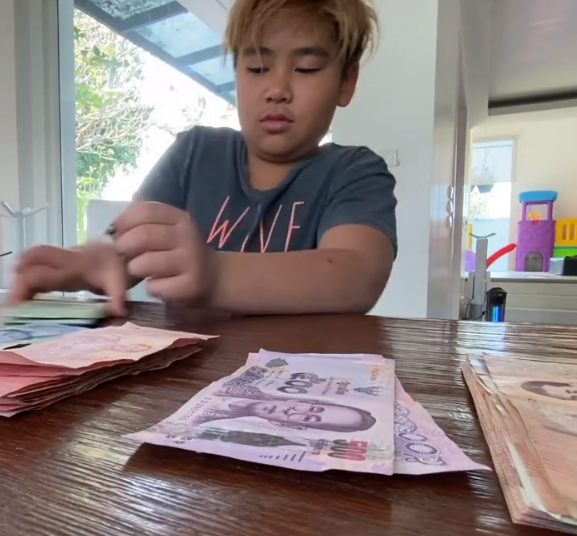 เปิ้ล นาคร เผยคลิปลูกชาย น้องออก้า เก็บเงินก้อนแรกในชีวิต