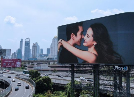 ณเดชน์ คลั่งรัก ทำป้ายโชว์หวานประกาศทั่วกรุง เซอร์ไพร์ส ญาญ่า