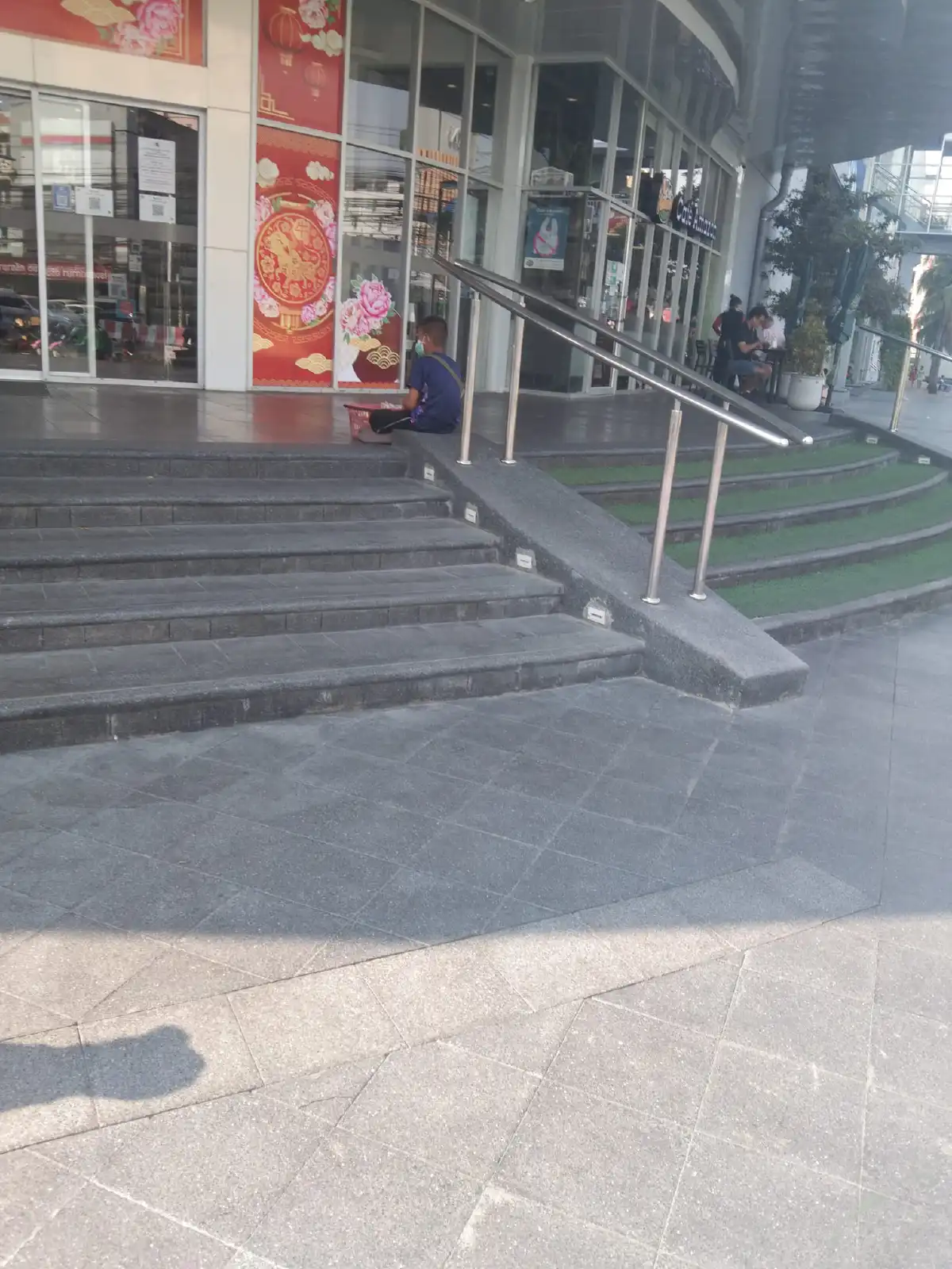 สาวสุดเห็นใจ เด็กชายนั่งขายขนมห่อละ 20 หน้าทางเข้าห้างฯดัง