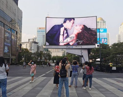 ณเดชน์ คลั่งรัก ทำป้ายโชว์หวานประกาศทั่วกรุง เซอร์ไพร์ส ญาญ่า