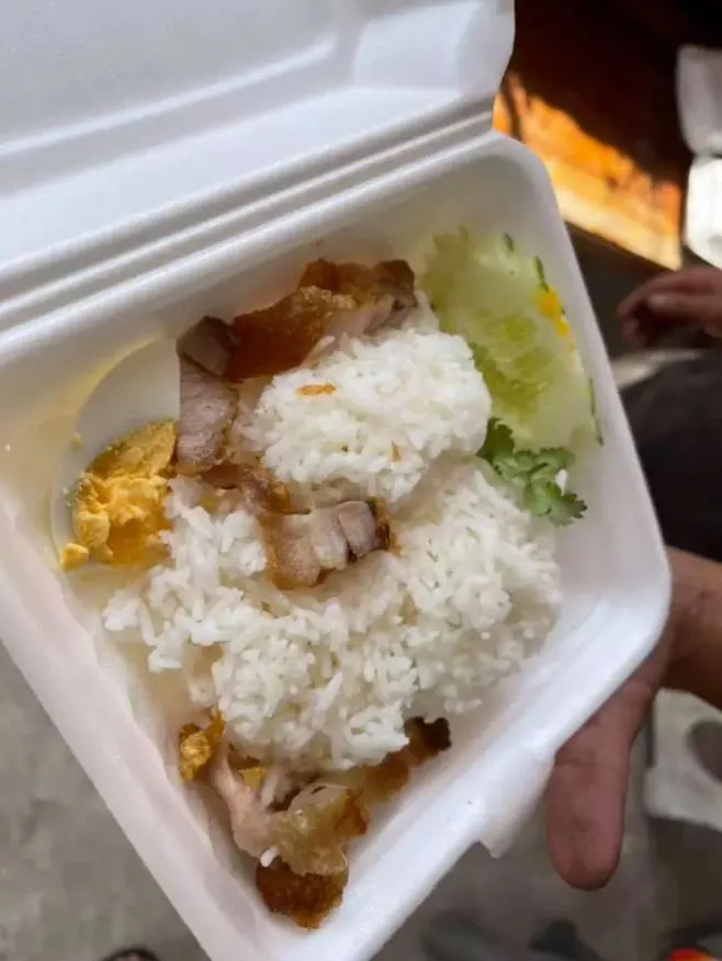รีวิวข้าวหมูกรอบสั่งผ่านเเอปฯ เปิดกล่องเจอเศษๆนับชิ้นได้นึกว่าของเหลือ