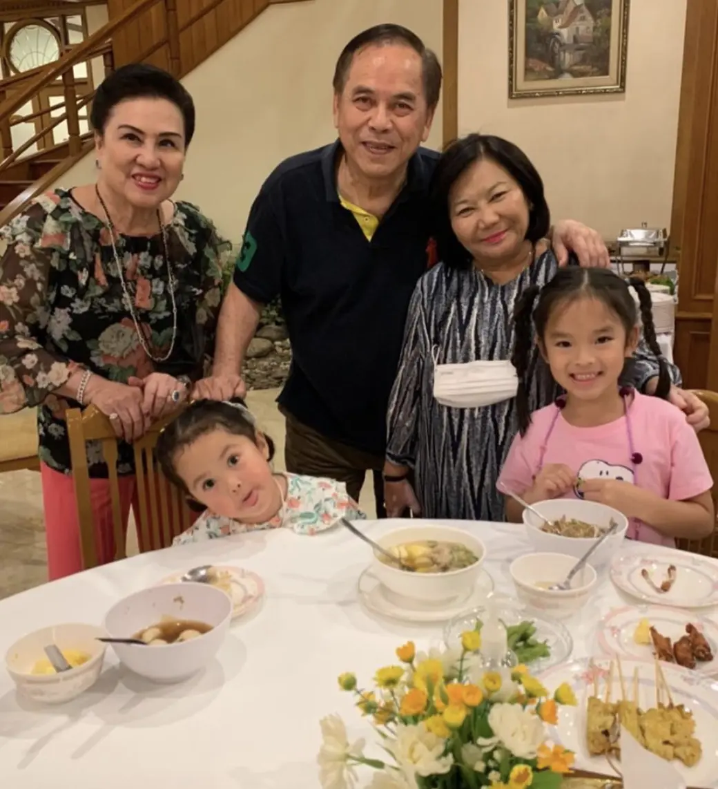 พ่อสงกรานต์ แบ่งเวลามาใช้ชีวิตอยู่กับลูกสาว น้องปีใหม่ ในช่วงวันหยุด