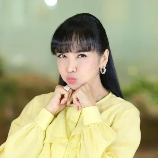 ตั๊ก มยุรา ในวัย 63 ลงเล่นน้ำในสระกลางบ้าน