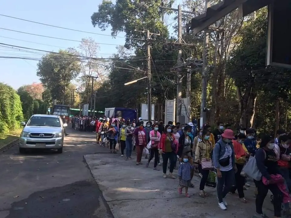เเรงงานกัมพูชากว่า500คน เดินทางข้ามเเดนตามเงื่อนไขผลักดันกลับประเทศ