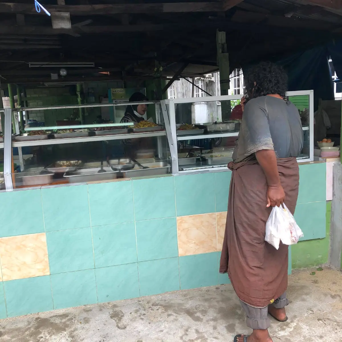 สุดตื้นตัน เจ้าของร้านข้าว มอบอาหารให้ชายสติไม่สมประกอบกินฟรีทุกวัน