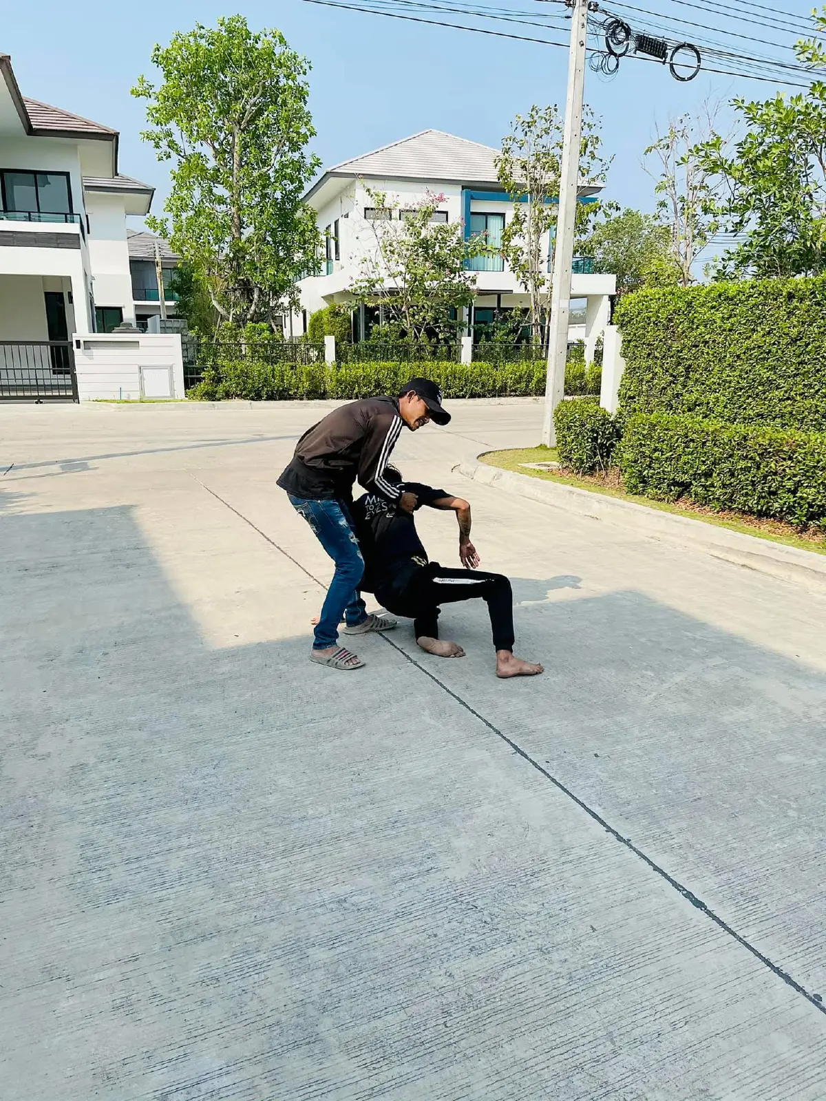 แม่พาลูกน้อยวิ่งไม่คิดชีวิต หลังเห็นชายแปลกหน้าบุกบ้านกลางวันแสกๆ