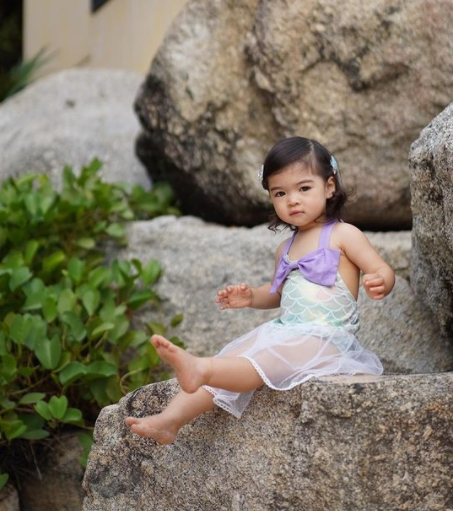 ลิเดีย แปลงโฉมลูกสาว น้องเดมี่ เป็นนางเงือกน้อยยืนถ่ายรูปริมทะเล