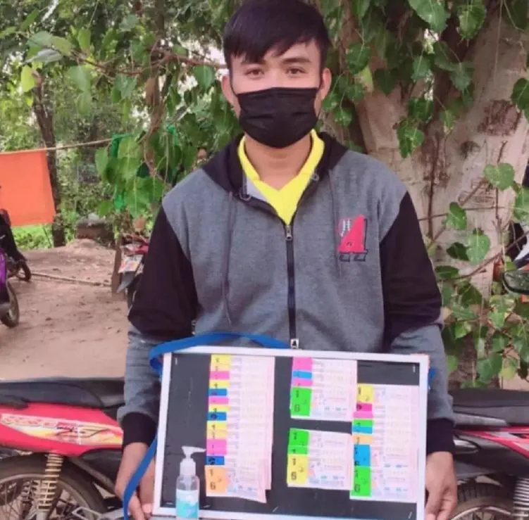พ่อค้าหวยเผยชีวิตต้องสู้ครอบครัวยากจน ภรรยาท้องเเก่ได้2เเสนเป็นของขวัญ