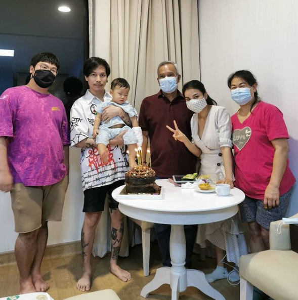 ชมพู่ ก่อนบ่าย ฉลองวันเกิดสามีที่โรงพยาบาล หลังลูกชาย น้องธารา ป่วย