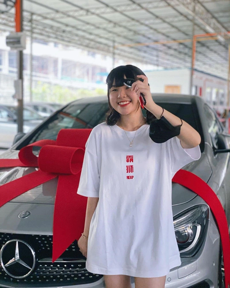 สาวมาเลย์วัย 21 อวดภาพความสำเร็จ ถอยรถหรูป้ายแดง ซื้อบ้าน 14 ล้าน