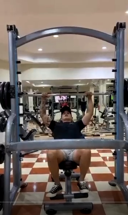 สงกรานต์ โพสต์คลิปออกกำลังกาย โดนโฟกัสผู้หญิงในกระจก