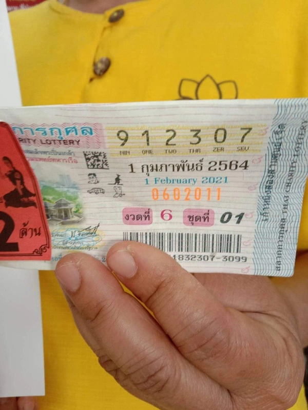 พ่อค้าหวยชาวอุบล ขายสลากฯไม่หมด โชคดีถูกรางวัลที่ 1 รับทรัพย์ 12 ล้าน