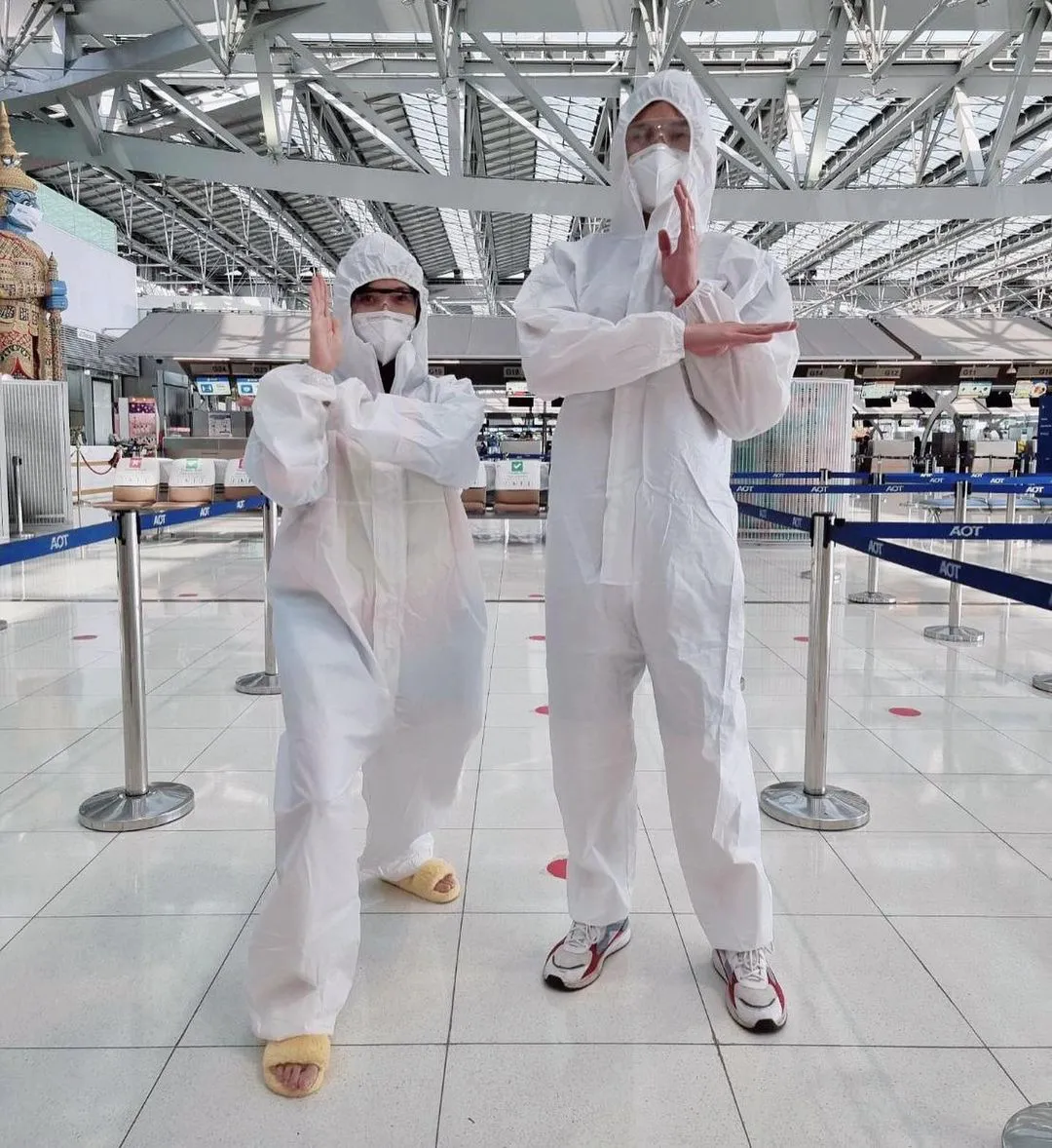 กันต์ พา พลอย สวมชุด PPE บินไปเกาะสมุย เจอชาวเน็ตเตือนยังรัดกุมไม่พอ