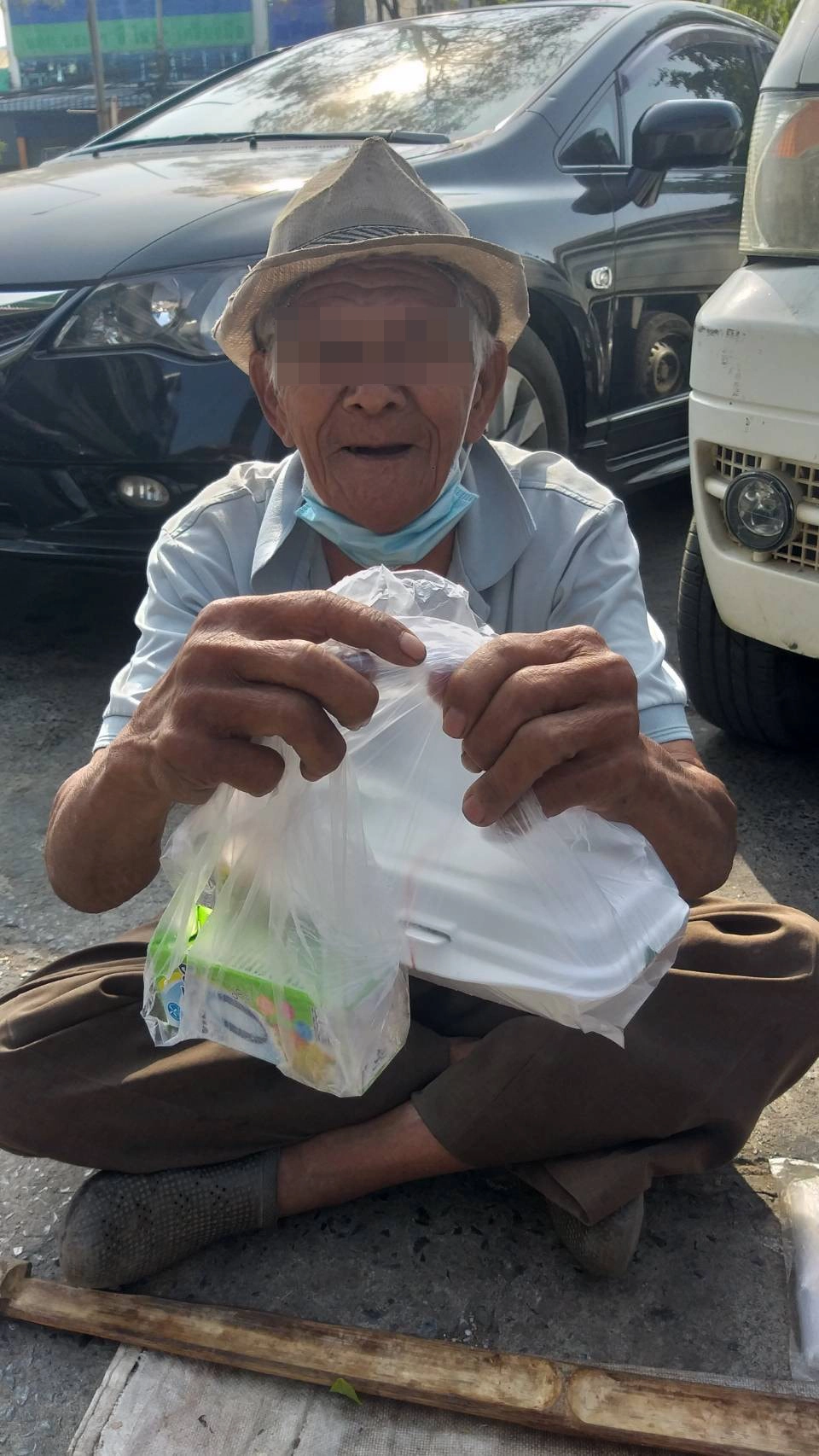 หนุ่มสุดเห็นใจ แม้เป็นคนไร้ศาสนา ขอทำบุญให้ลุงขายฟืนในวันคล้ายวันเกิด