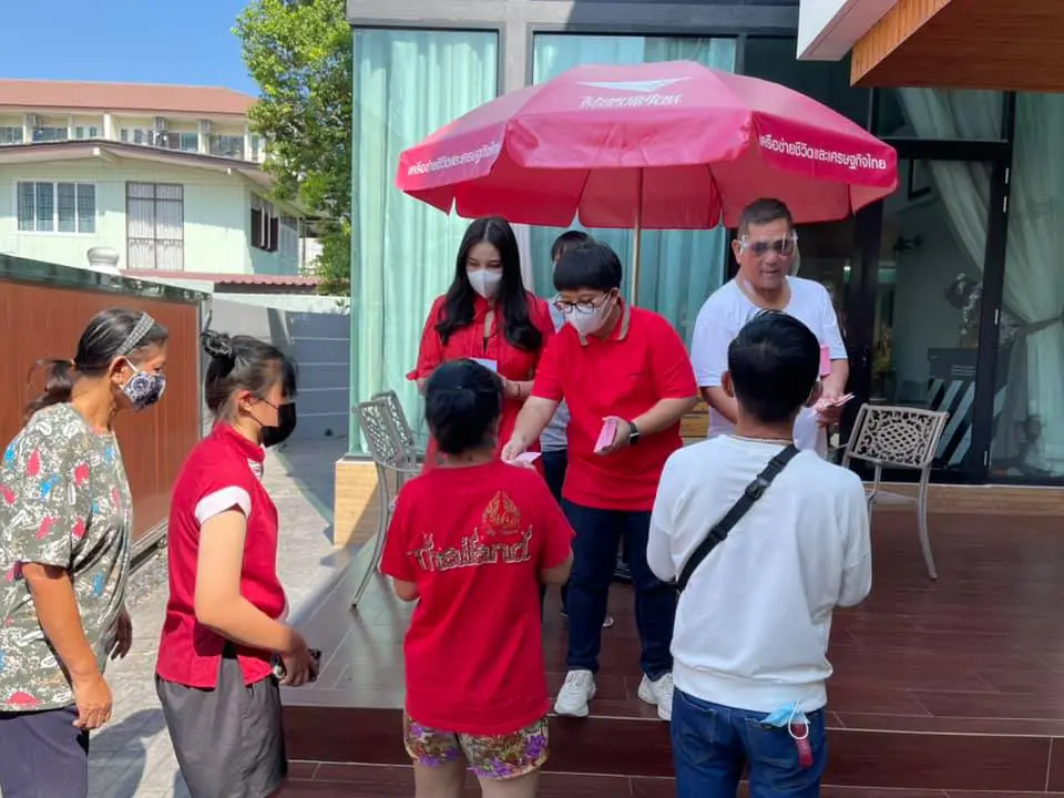สท.เหี่ยว - ลูกสาว เปิดบ้าน แจกอั่งเปา ผู้ยากไร้ 1 ล้าน